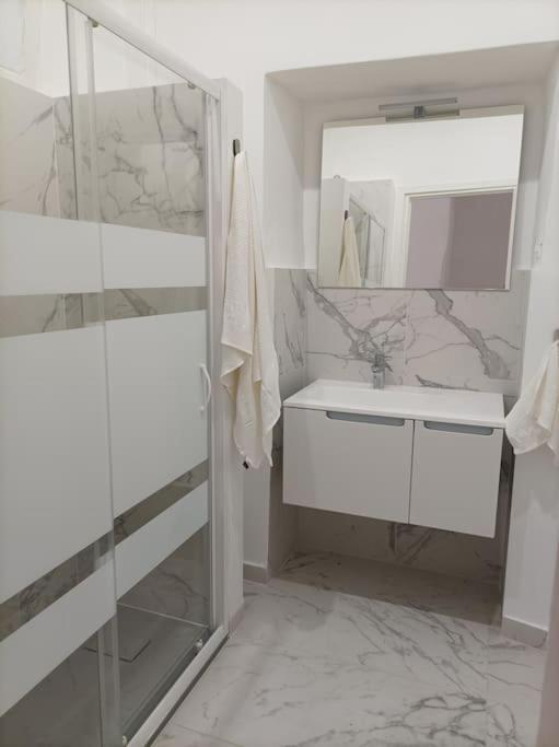 Nuova Casa Aprosio, Centrale E Vicina Al Mare Ventimiglia Bagian luar foto